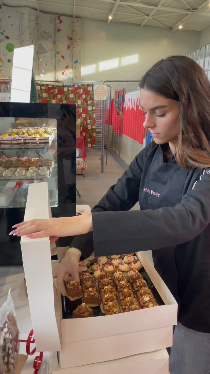 Jade, pâtissière de Jade's Pastry, prépare une boîte de pâtisseries